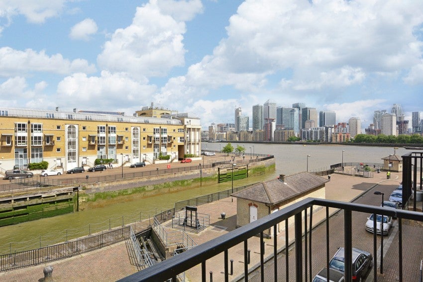 Flat Calypso Way in Greater London