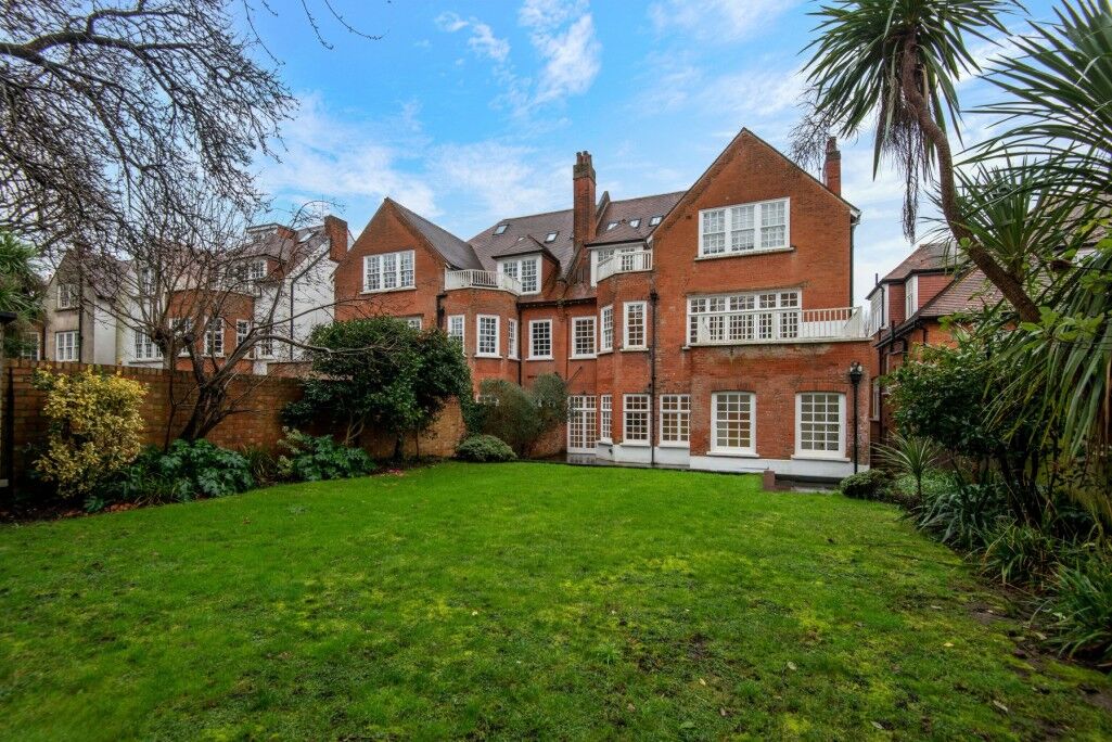 Flat Frognal Lane in Greater London
