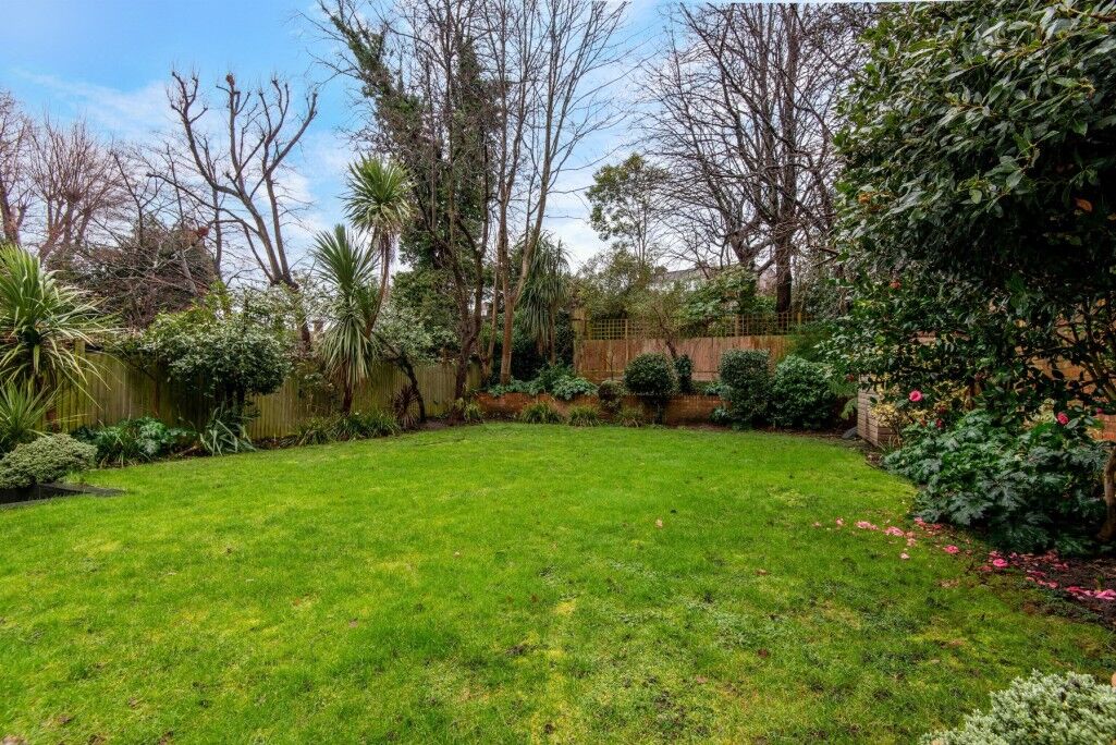 Flat Frognal Lane in Greater London
