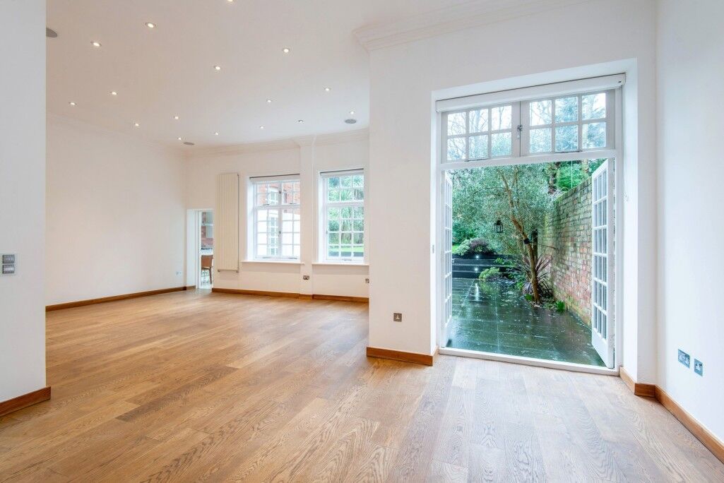 Flat Frognal Lane in Greater London
