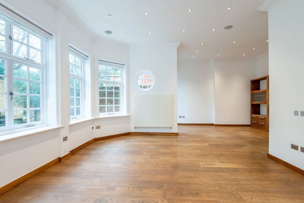 Flat Frognal Lane in Greater London