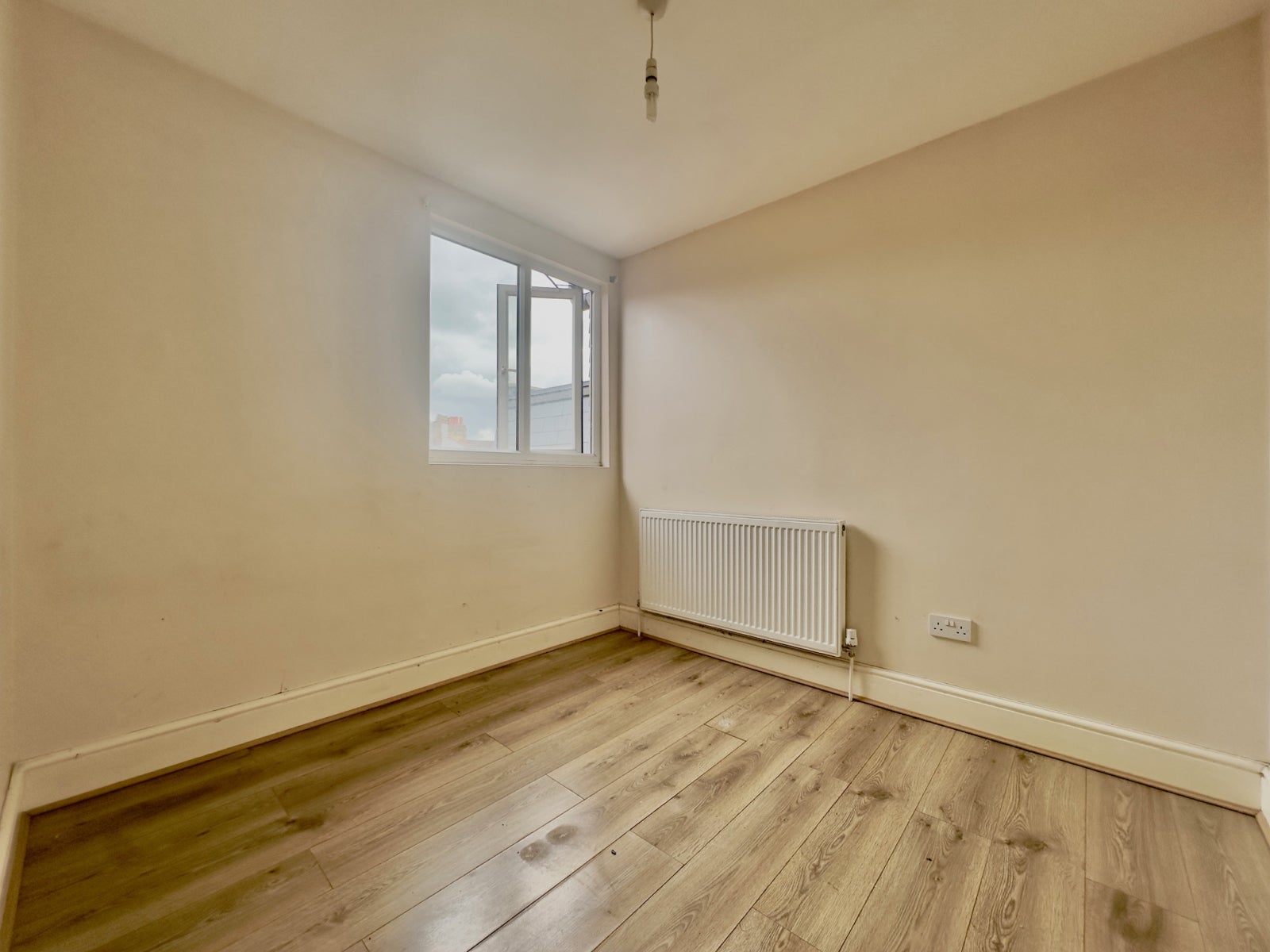Flat Valnay Street in Greater London