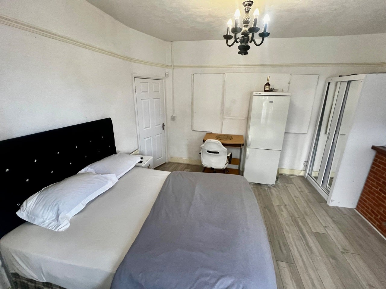 Room Myrtledene Road in Greater London