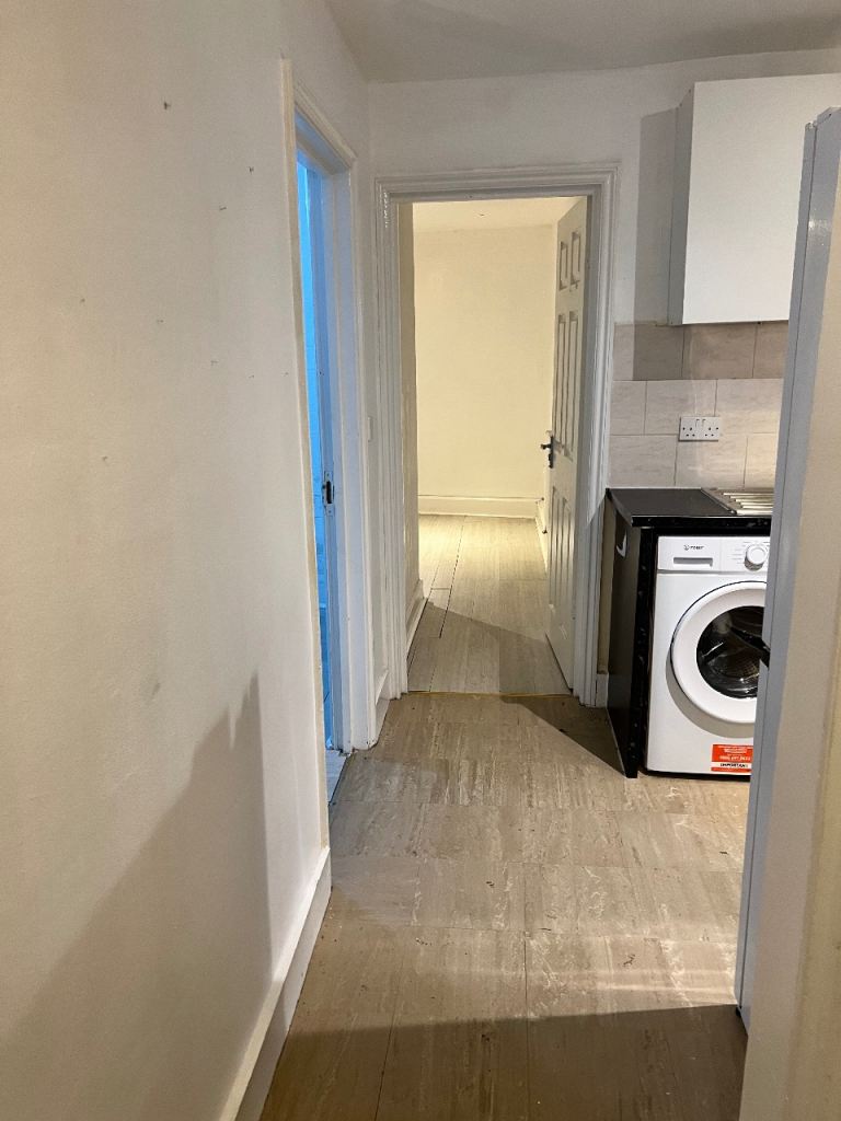 Flat Knightland Road in Greater London