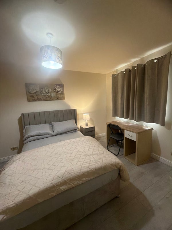 Room Chaplin Close in Salford