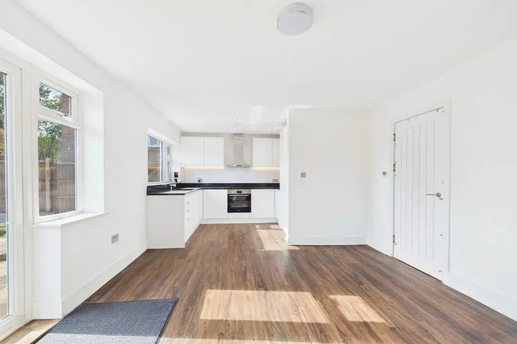 Flat Connaught Avenue in Greater London