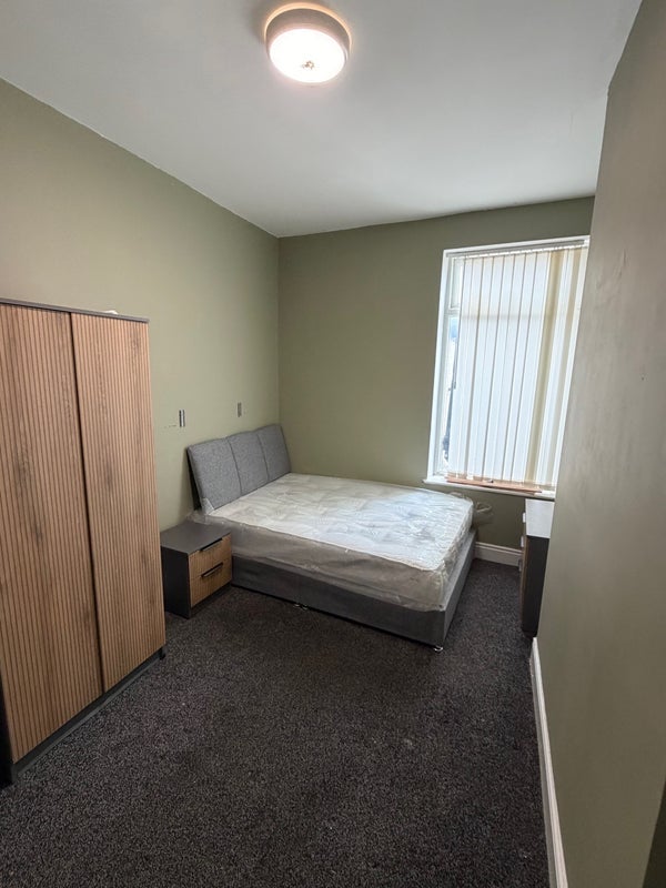 Room Bowden Road in Liverpool