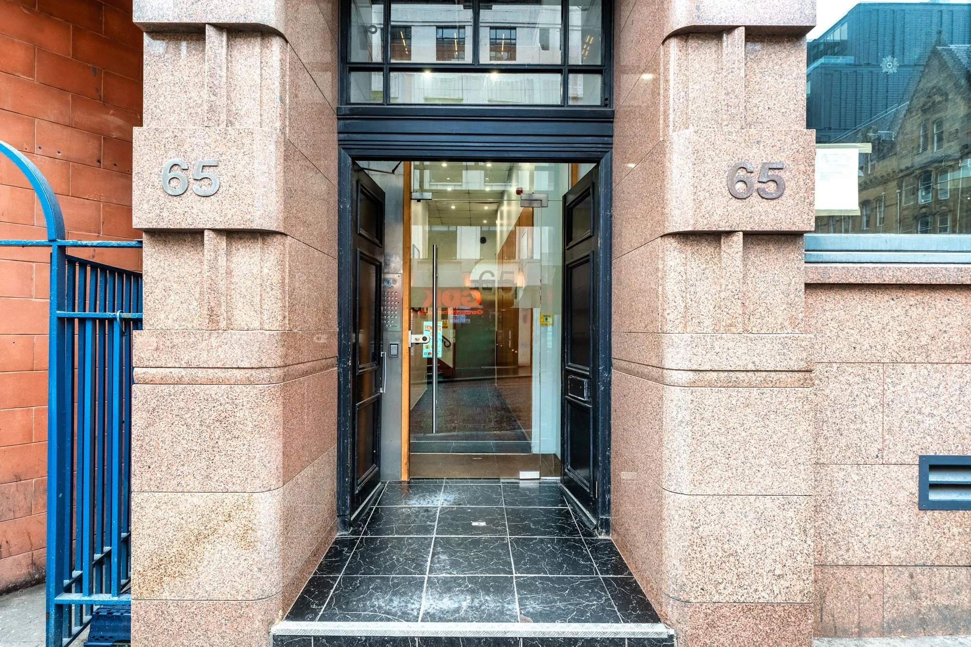 Flat Renfield Street in Glasgow