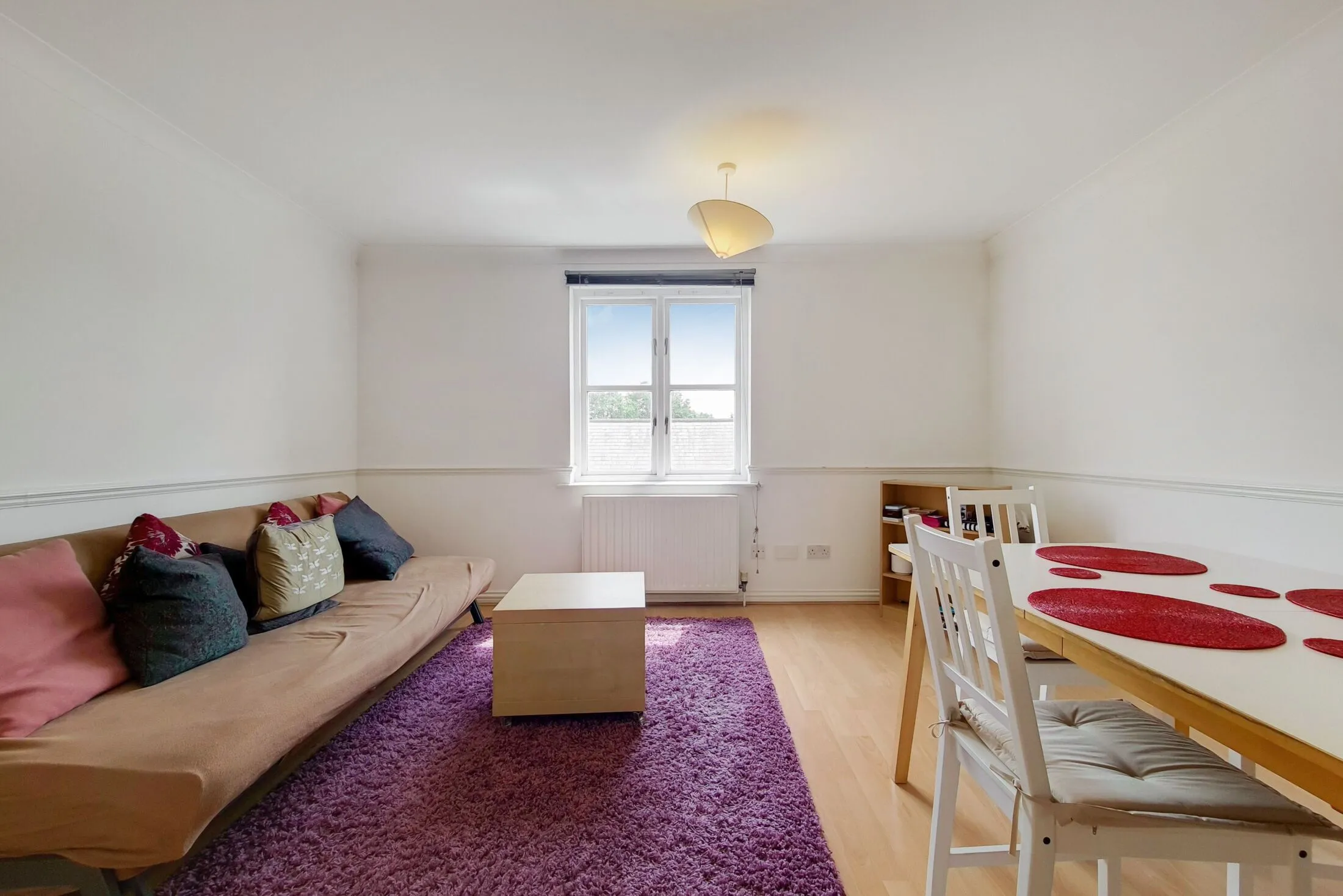 Flat Hayfield Yard in Greater London