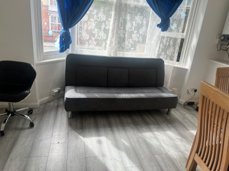 Flat Glenfield Road in Leicester