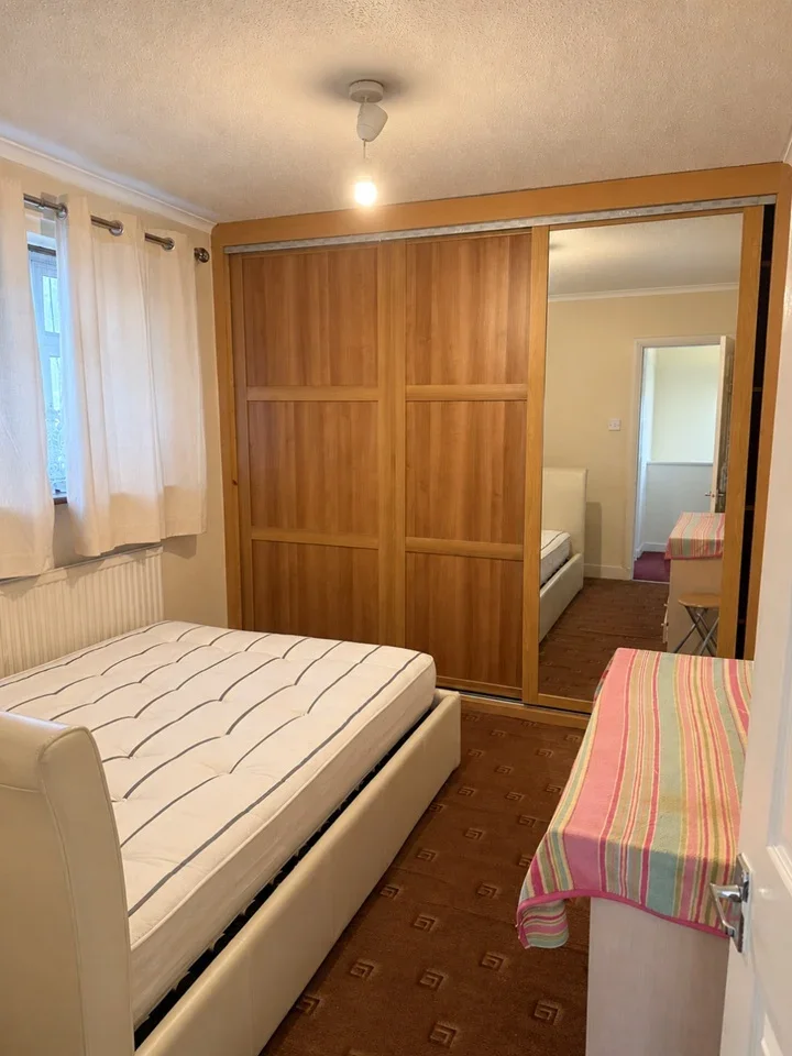 Room Ripple Road in Greater London