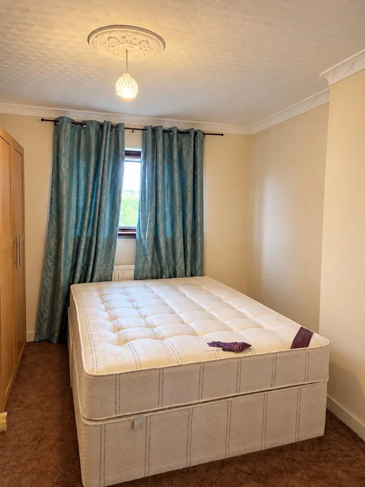 Room Ripple Road in Greater London