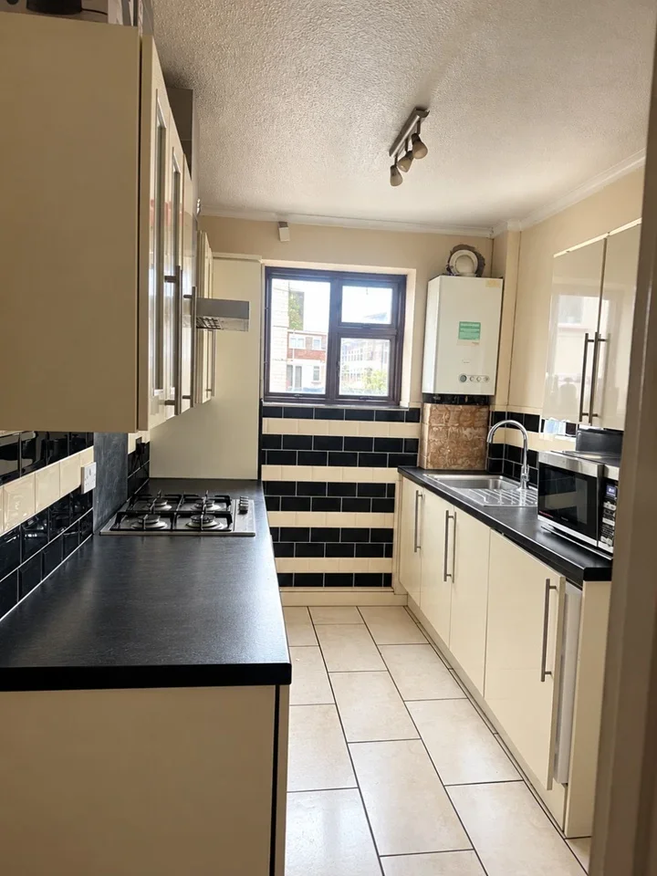 Room Ripple Road in Greater London