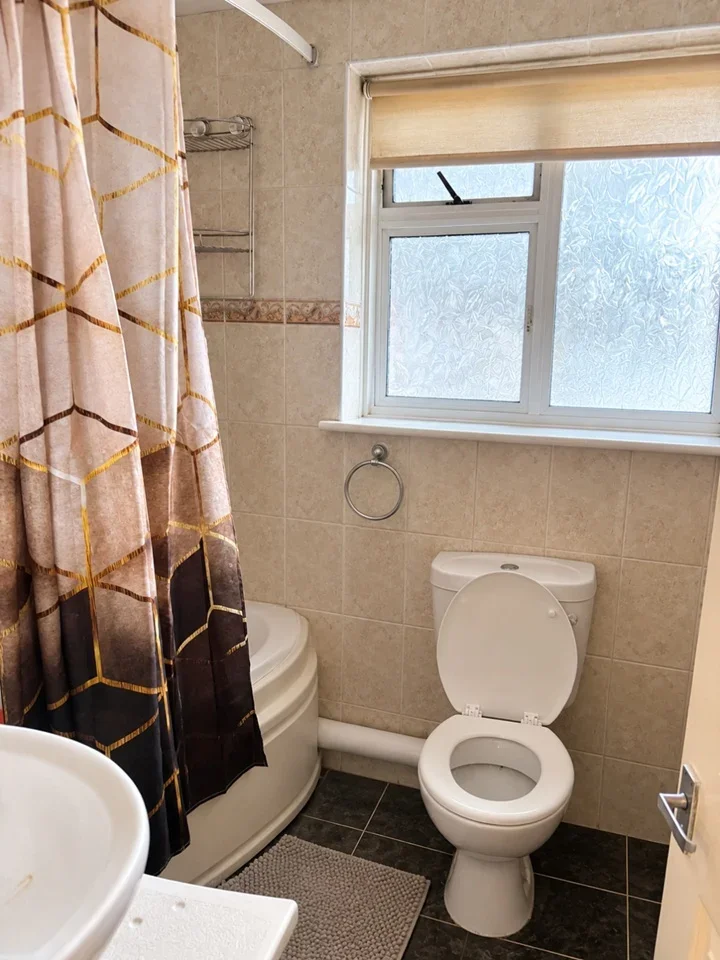 Room Ripple Road in Greater London