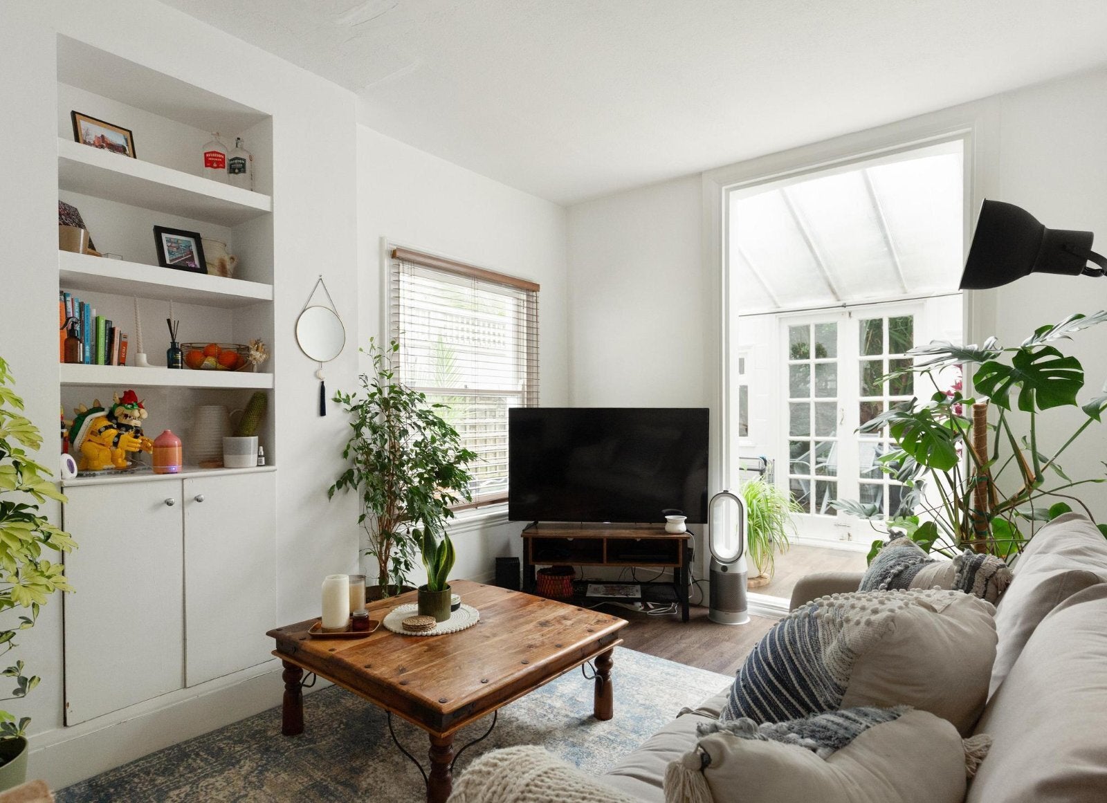 Flat Cathles Road in Greater London