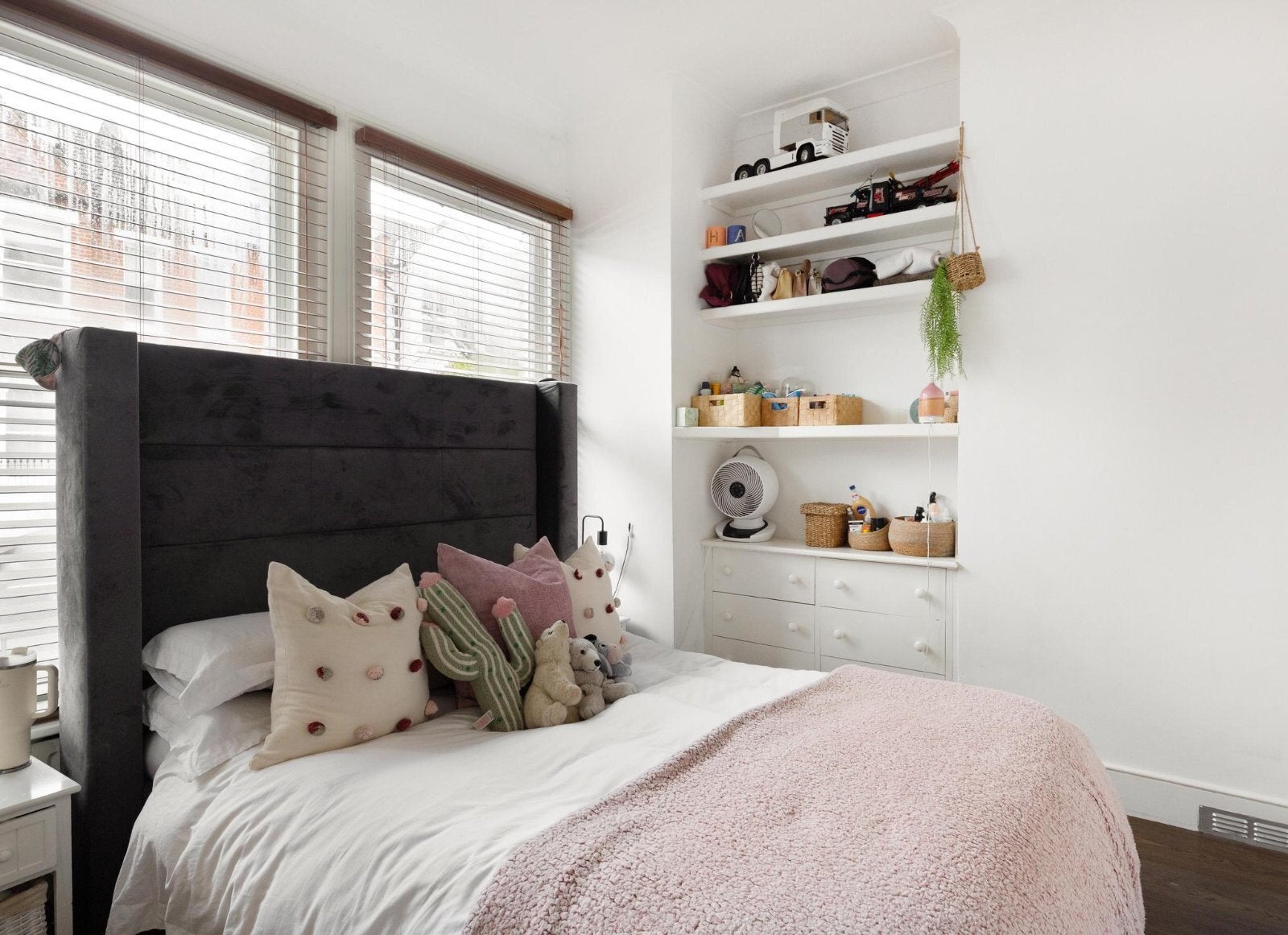 Flat Cathles Road in Greater London