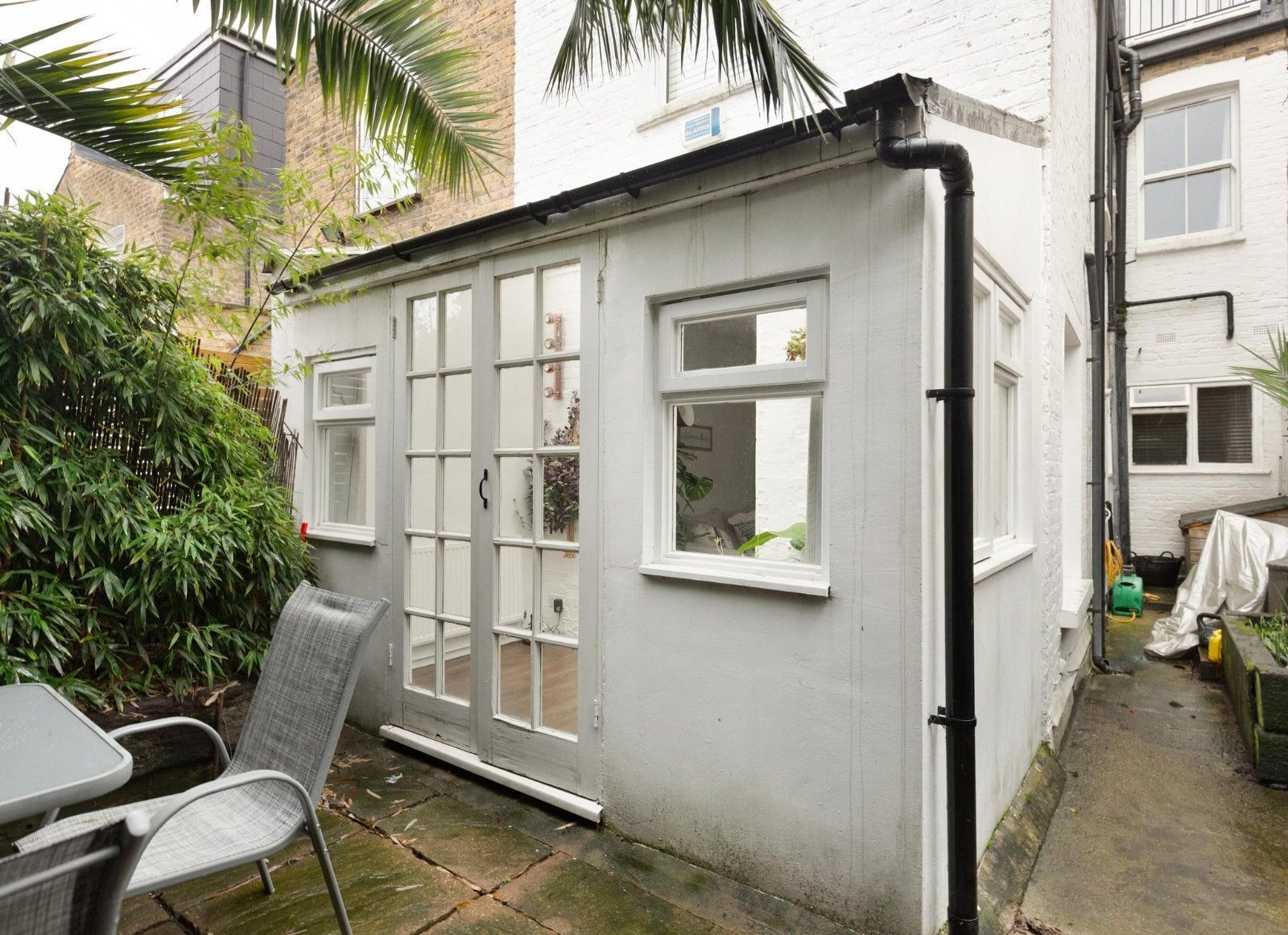 Flat Cathles Road in Greater London