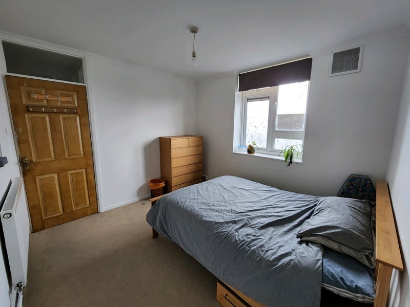 Room Hilgrove Road in Greater London