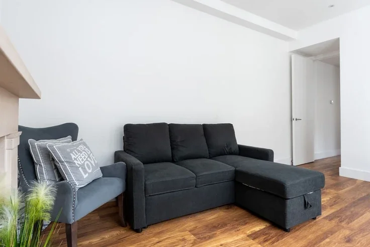 Flat Spring Street in City of Westminster