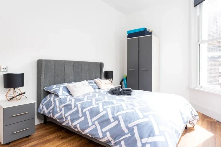 Flat Spring Street in City of Westminster