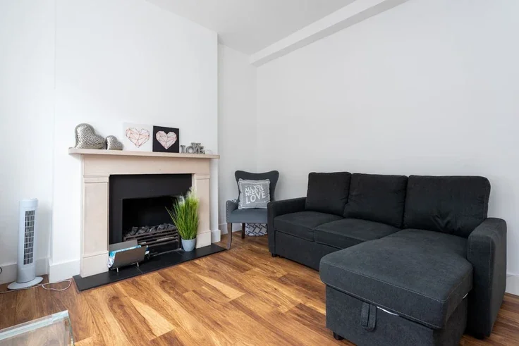 Flat Spring Street in City of Westminster