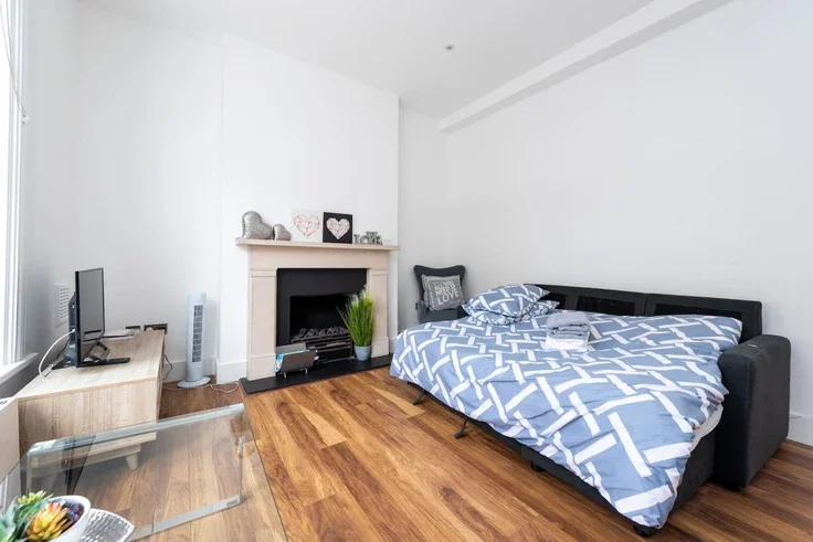 Flat Spring Street in City of Westminster