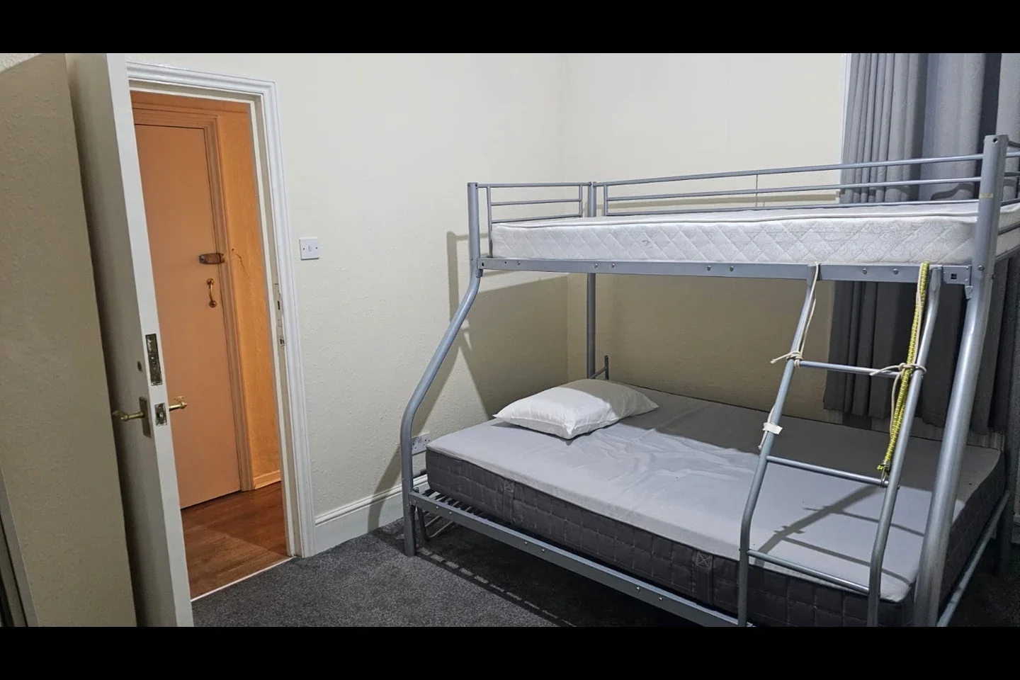 Room Alderman's Hill in Greater London