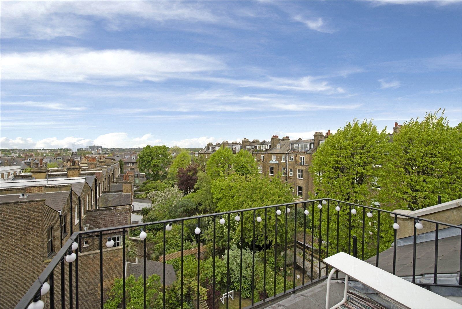 Flat Montpelier Grove in Greater London