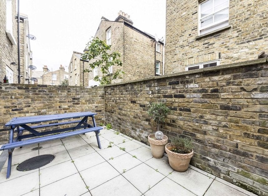Flat Corrance Road in Greater London