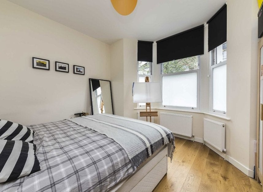 Flat Corrance Road in Greater London
