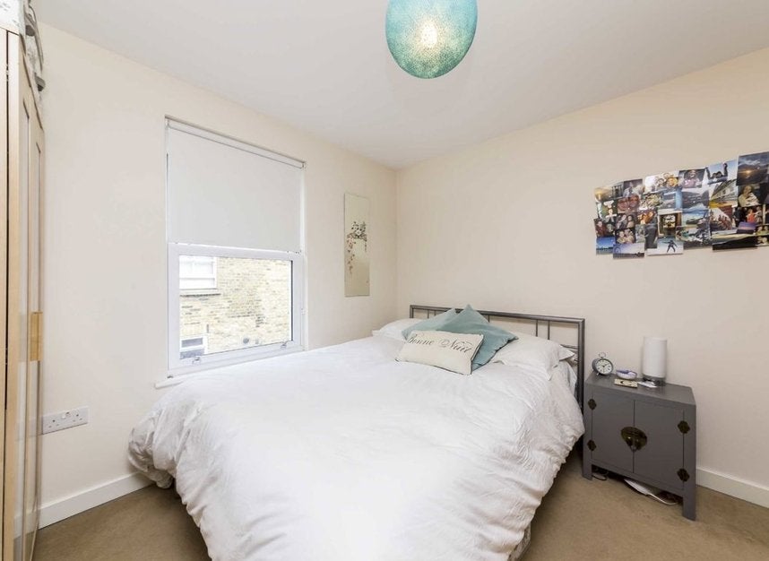 Flat Corrance Road in Greater London
