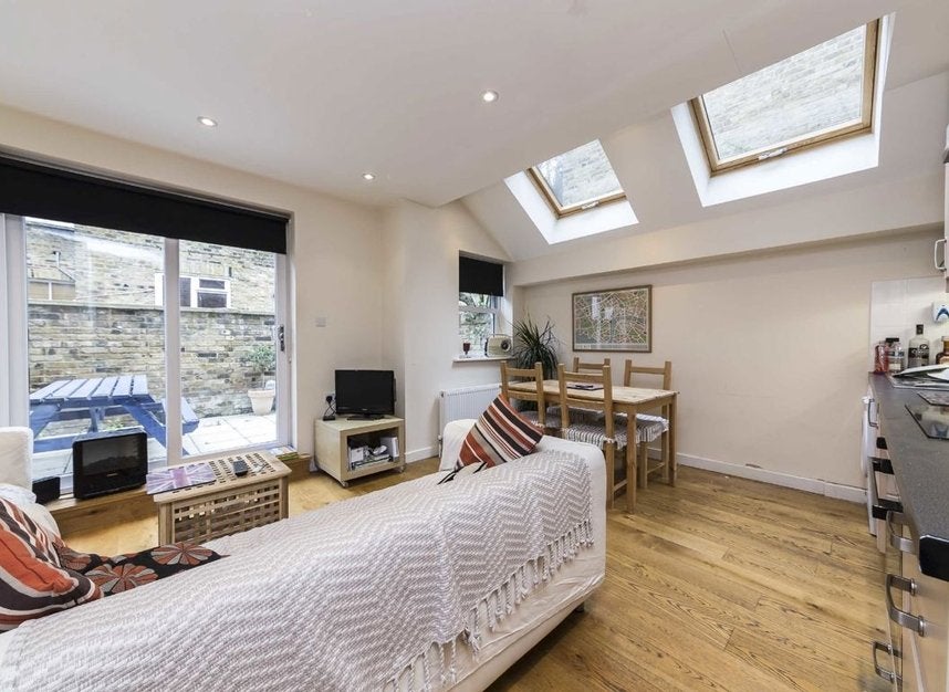 Flat Corrance Road in Greater London