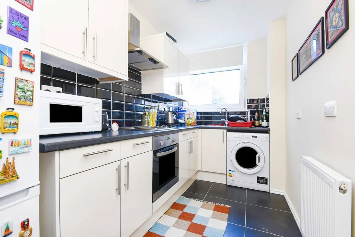 Flat Balham New Road in Greater London
