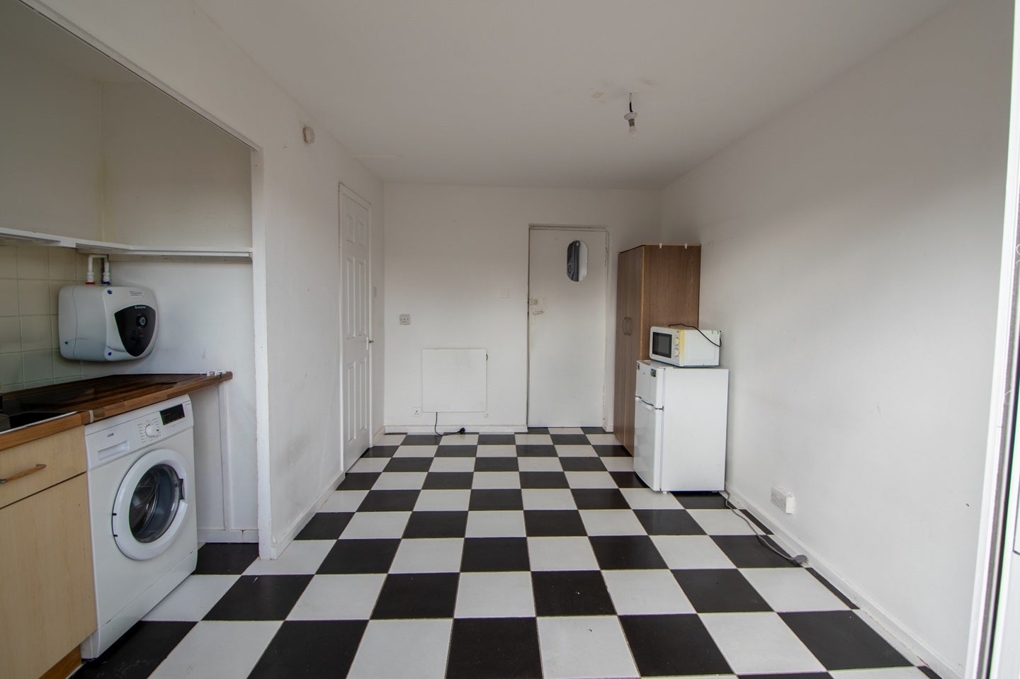 Flat Caernarvon Close in Greater London