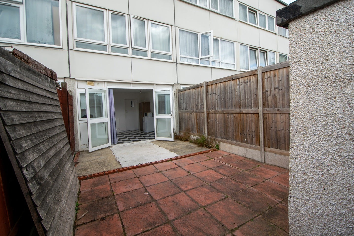Flat Caernarvon Close in Greater London