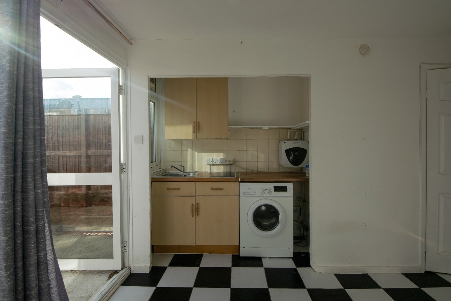 Flat Caernarvon Close in Greater London