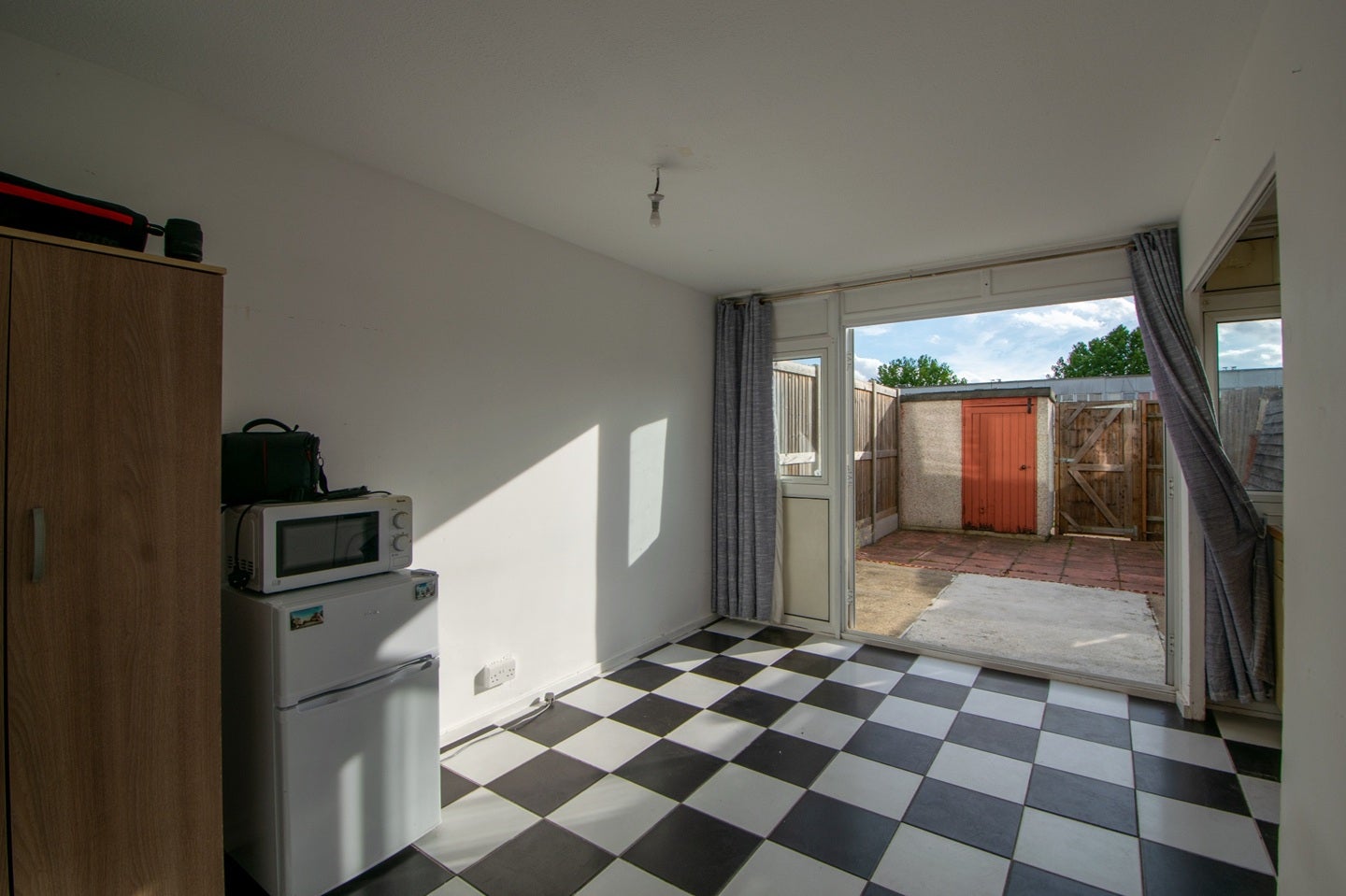 Flat Caernarvon Close in Greater London