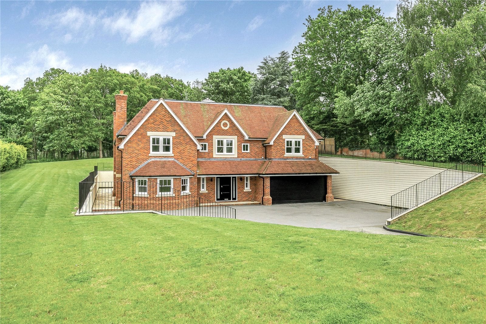 House Heathbourne Road in Hertsmere