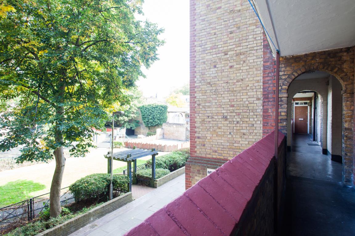 Flat Walnut Tree Walk in Greater London