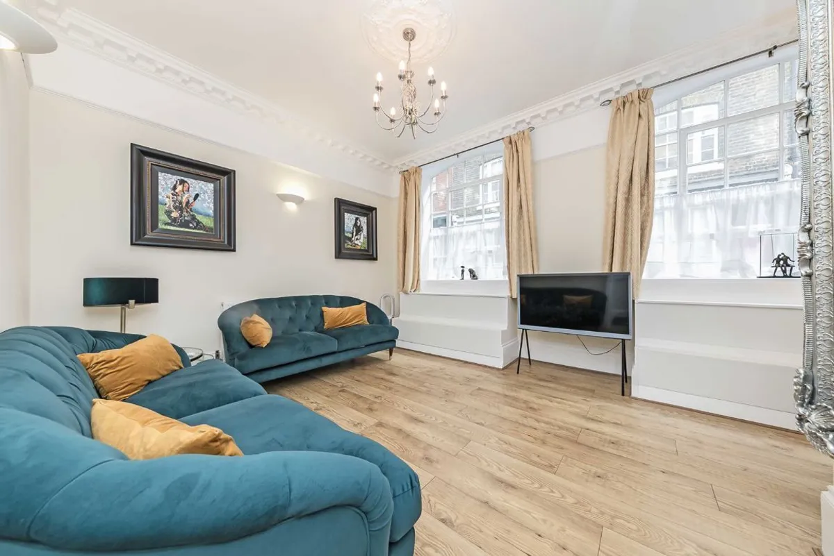 Flat East Passage in City of London