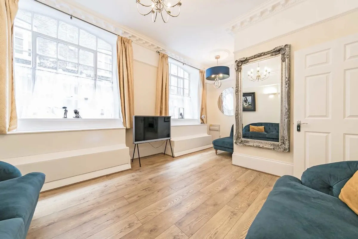 Flat East Passage in City of London