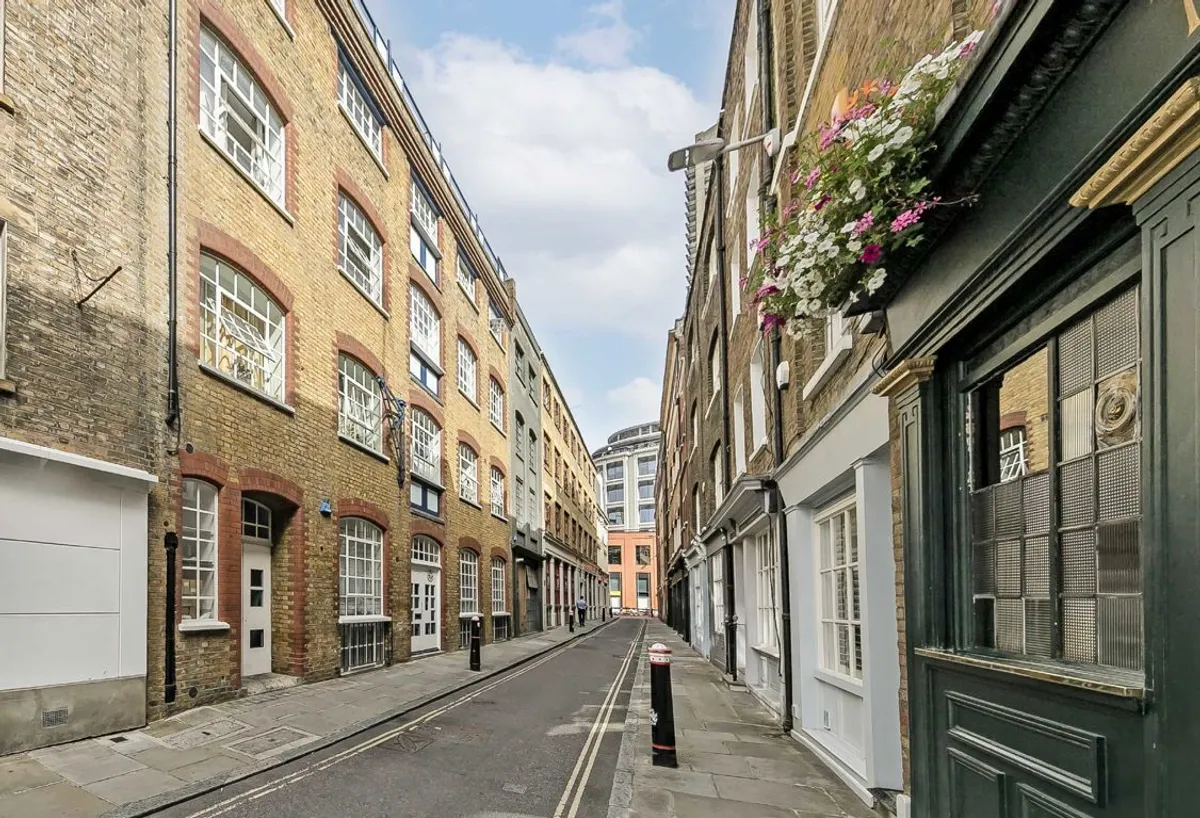 Flat East Passage in City of London