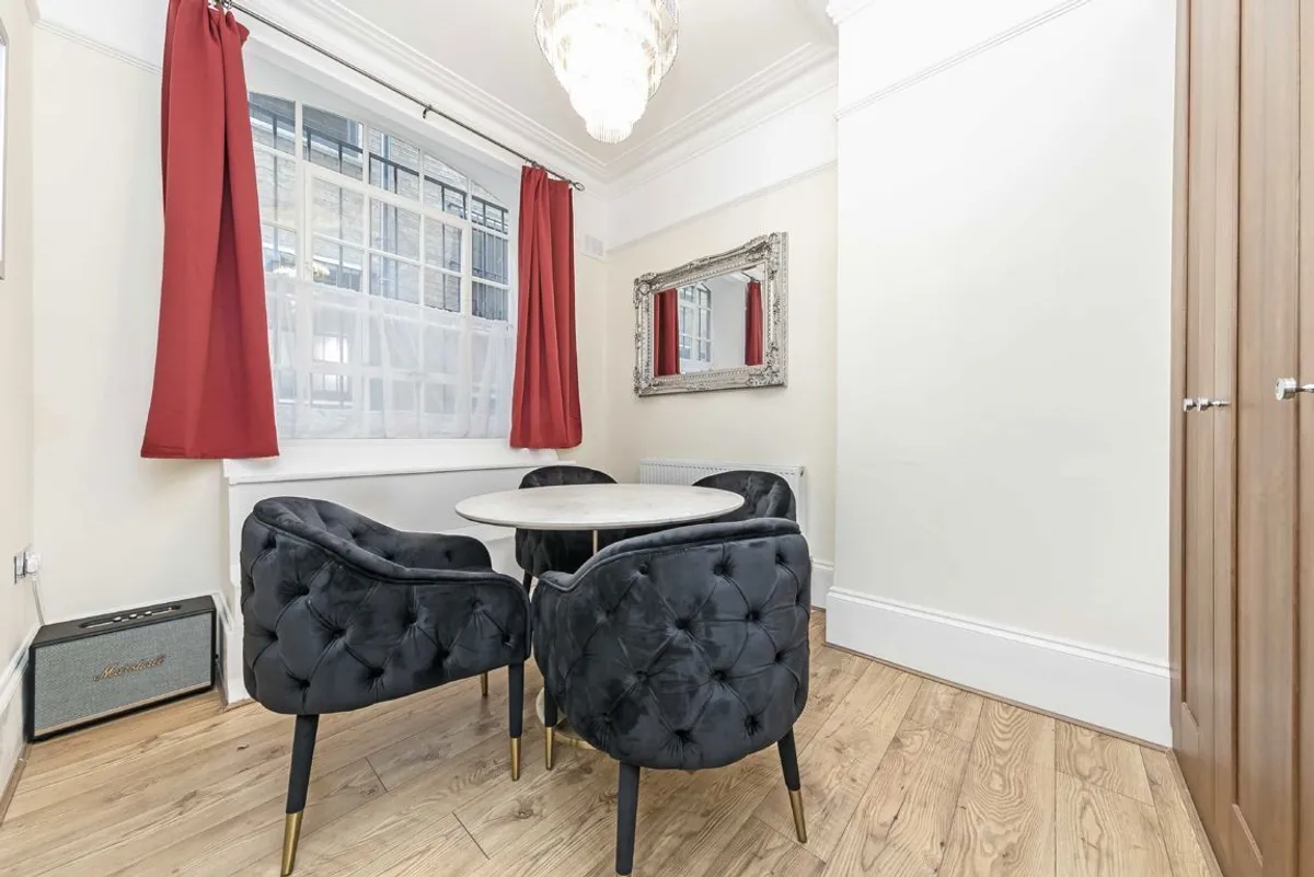 Flat East Passage in City of London