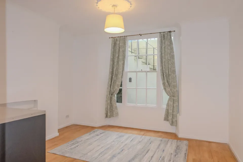 Flat Pelham Crescent in St Leonards