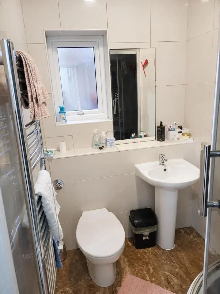 Room Ferndale Road in Greater London