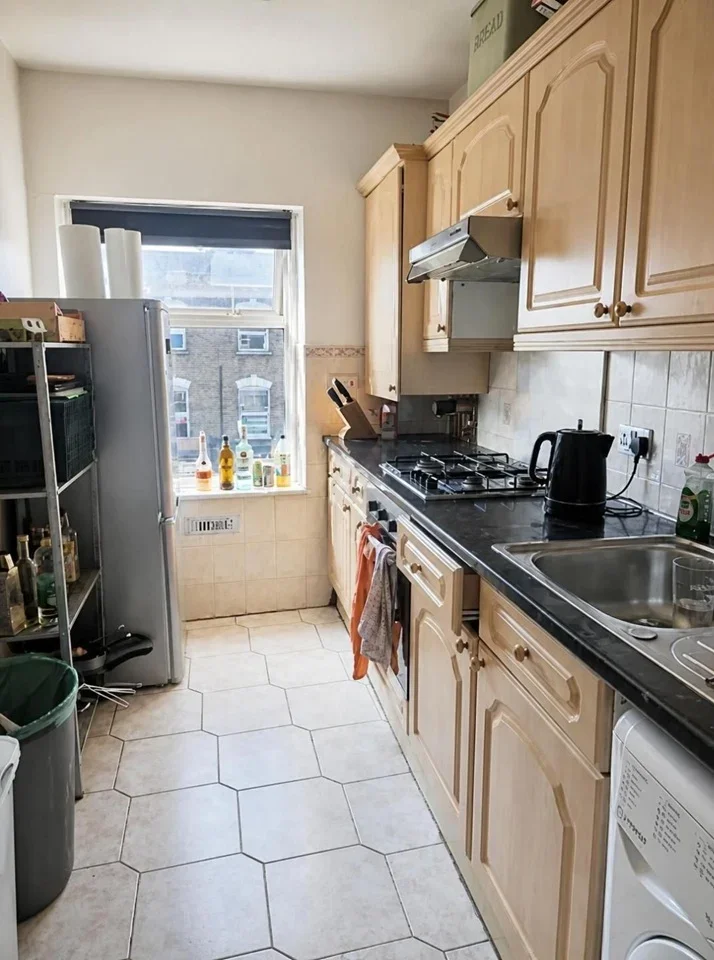 Room Ferndale Road in Greater London