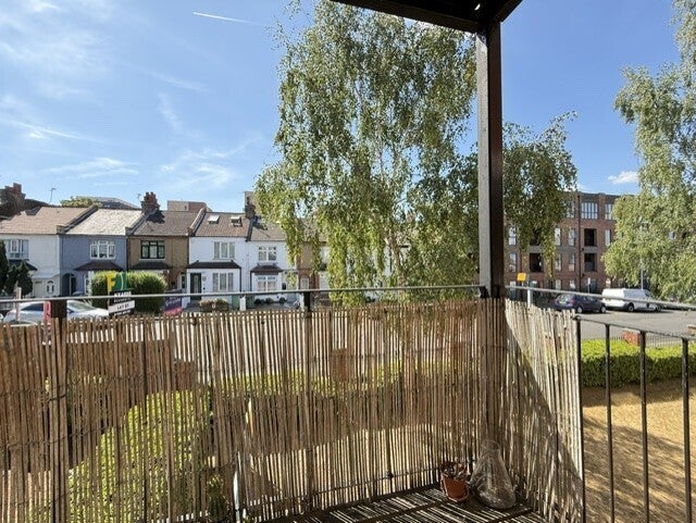Flat Whippendell Road in Watford