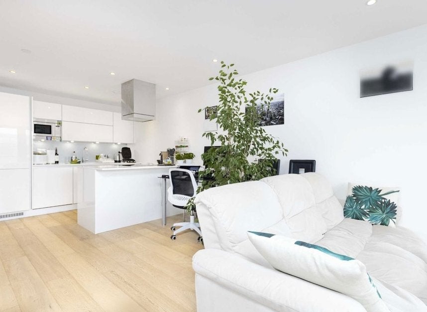 Flat Pomell Way in Greater London