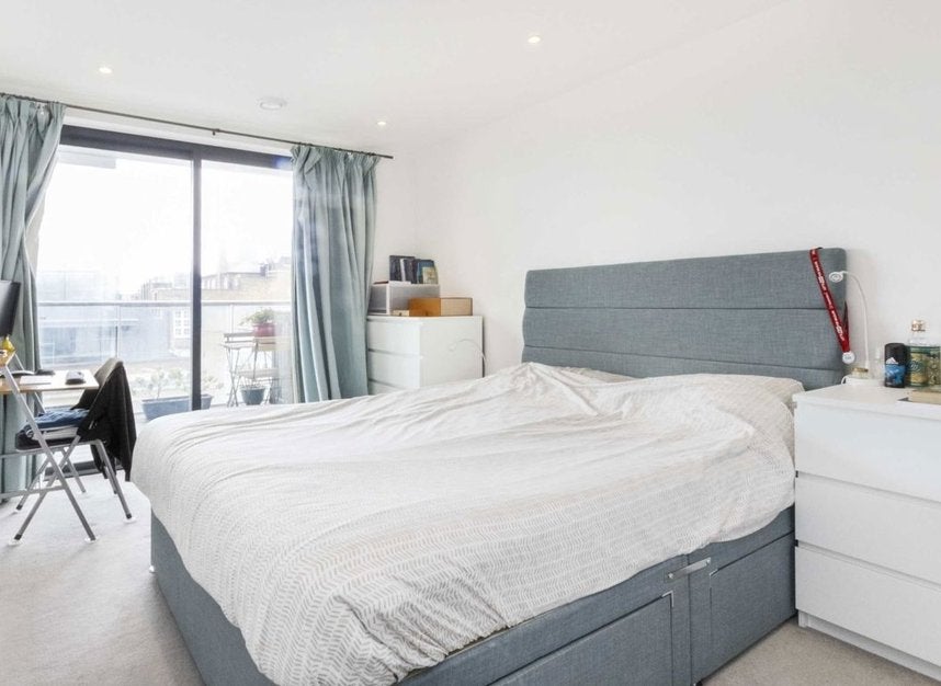 Flat Pomell Way in Greater London