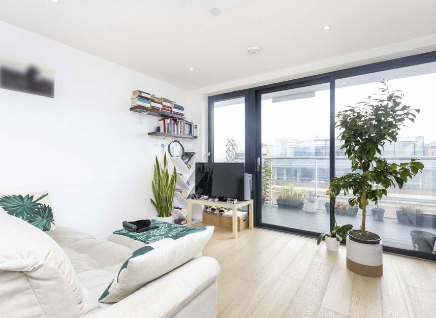 Flat Pomell Way in Greater London